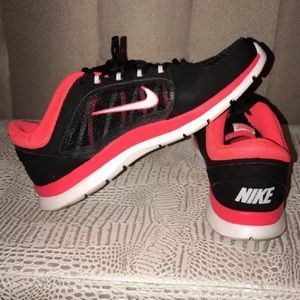 NIKE TRAINING SNEAKERS!! Practically brand new.